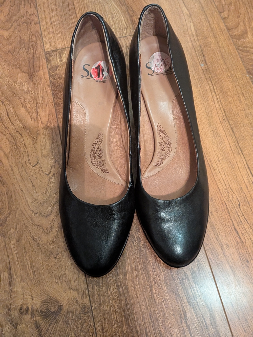 Sofft Black Leather Women's Almond Toe Pumps